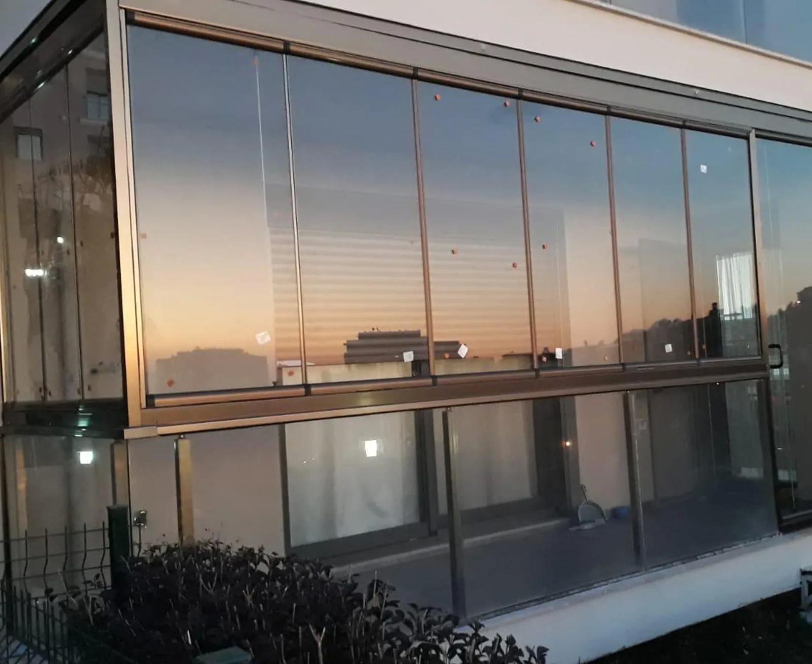 SÜRGÜLÜ CAM BALKONDA ŞIKLIK VE FONKSİYONUN BULUŞMA NOKTASI